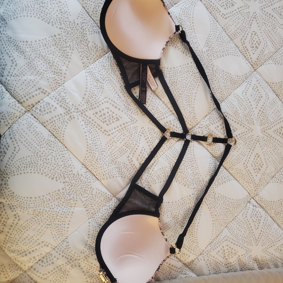 Victoria Secret front clasp push-up-never worn - Picture 4 of 5